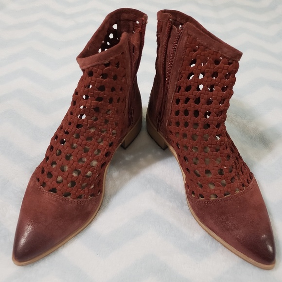 Rebels Perforated Bootie NWOB - Picture 3 of 4